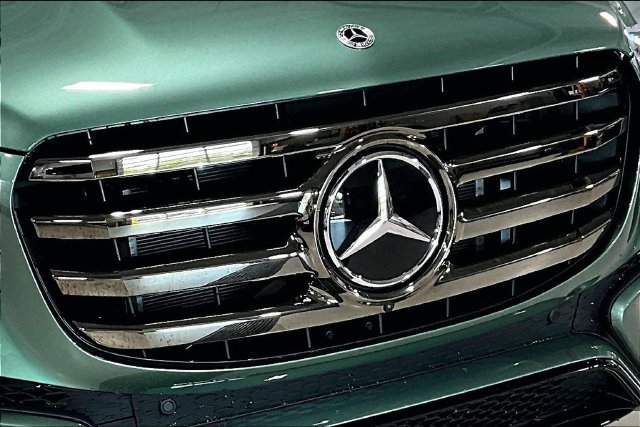 New 2026 MANUFAKTUR Ireland Mid Green Metallic Mercedes-Benz GLS 450 image 49