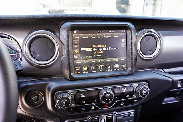 Used 2023 White Jeep Rubicon 4xe image 25