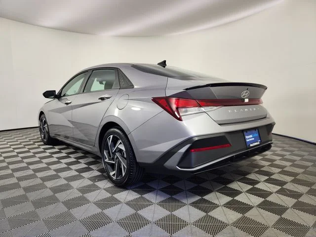 Used 2025 Silver Hyundai SEL Sport image 3