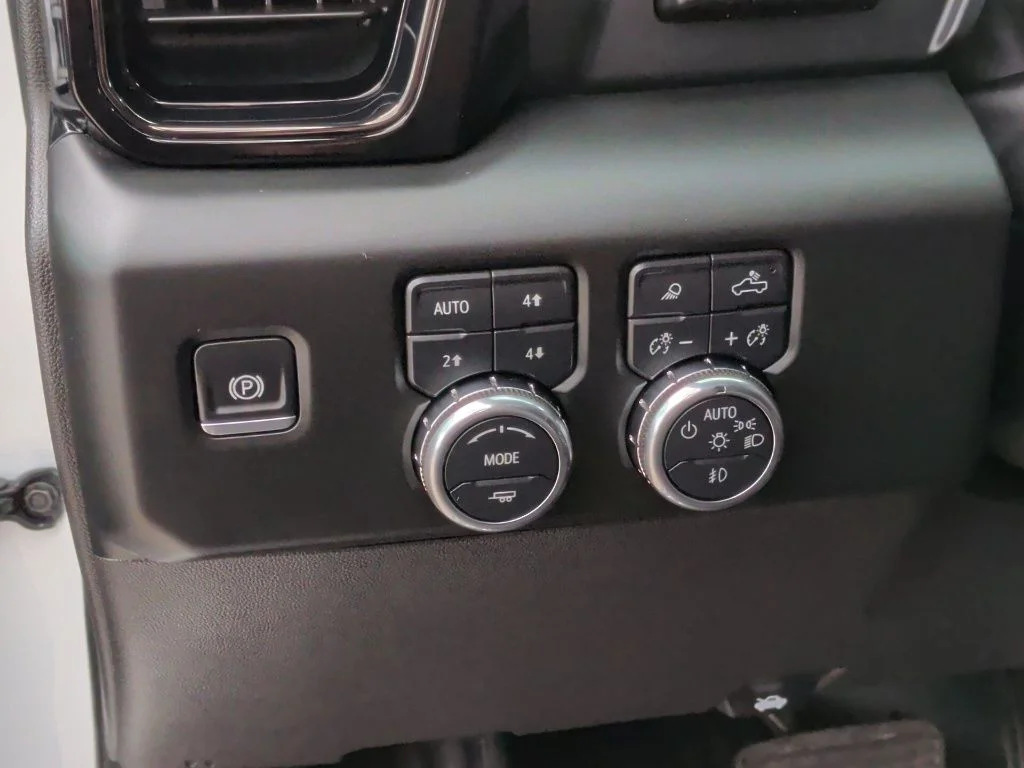 Used 2024 White GMC AT4 image 17