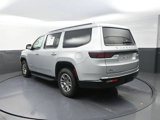 Used 2023 Silver Jeep Base image 7