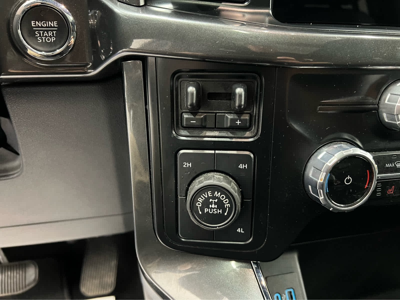 Used 2023 Avalanche Gray Ford XLT image 4
