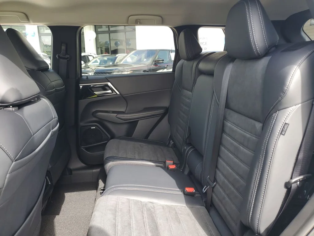 2025 Mitsubishi Outlander SE - Photo 13