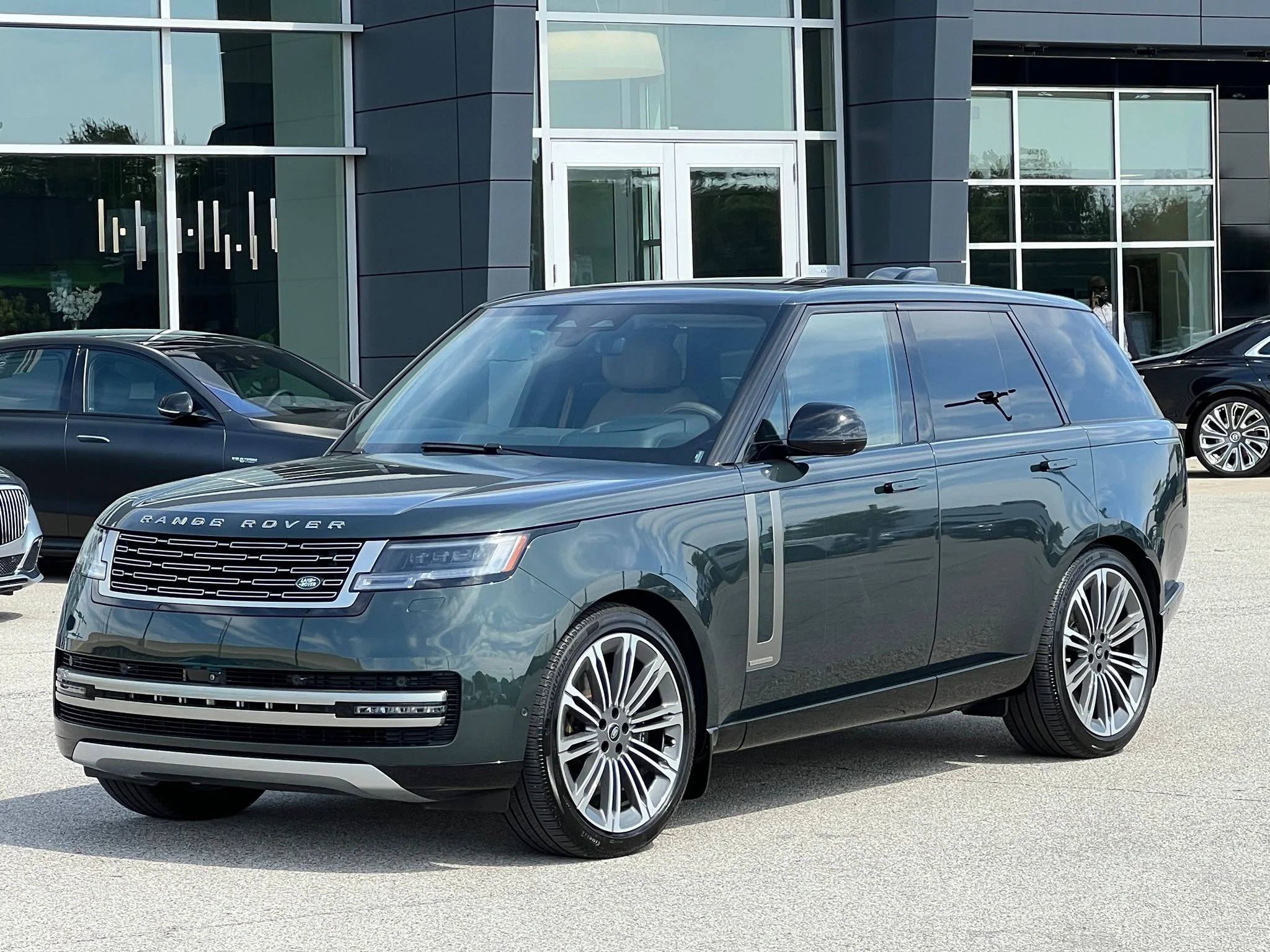 Used 2025  Land Rover Autobiography image 2