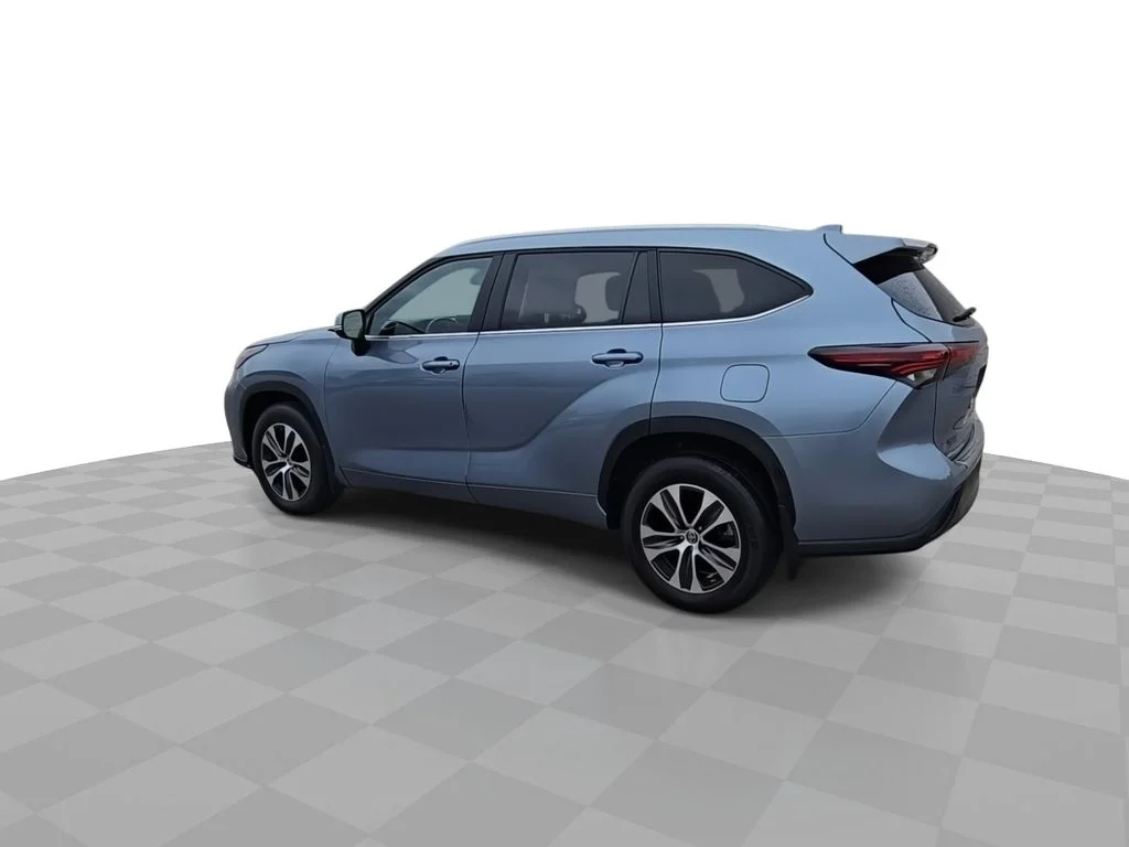 Used 2024  Toyota XLE image 6