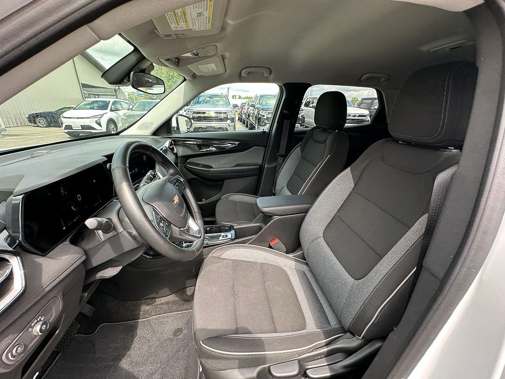 Used 2025 White Chevrolet LT image 3