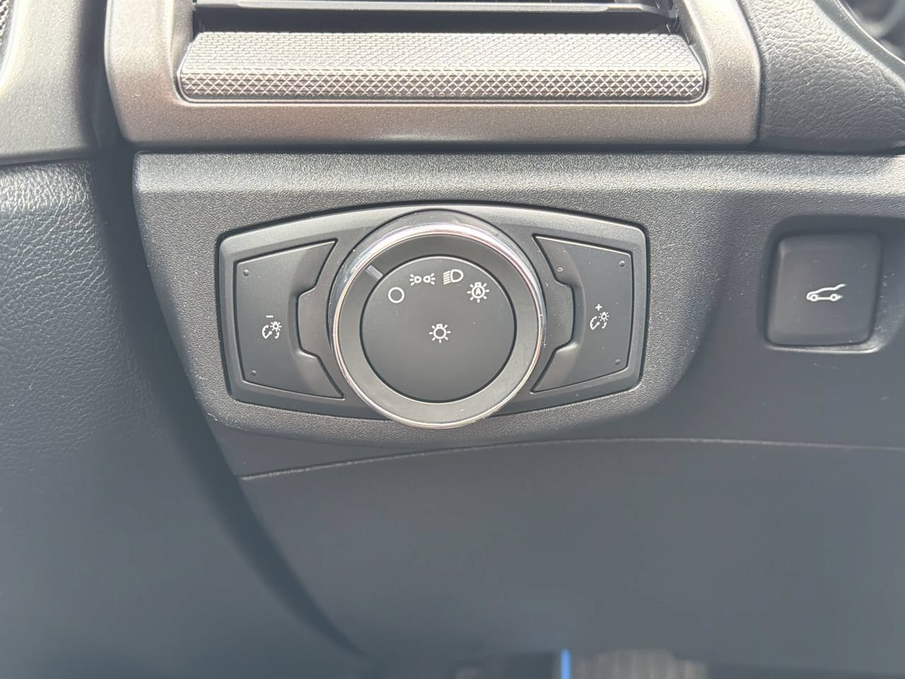 Used 2019 Oxford White Ford S image 24
