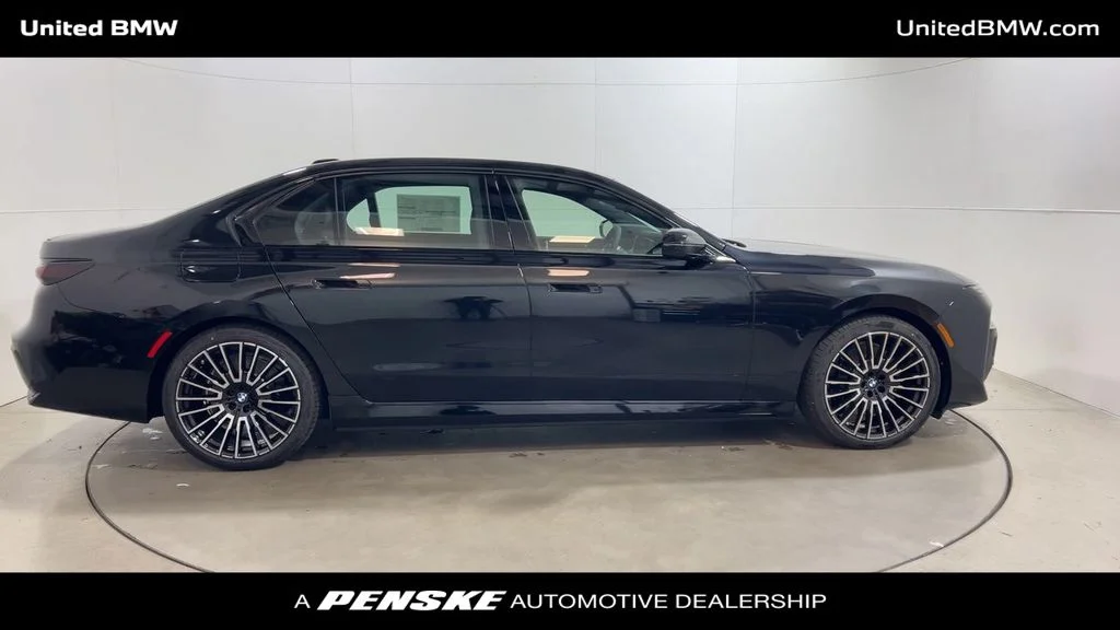 2025 BMW 7 Series 750e - Photo 9