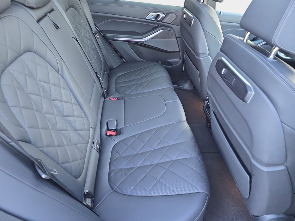 Used 2025 White BMW xDrive40i image 13