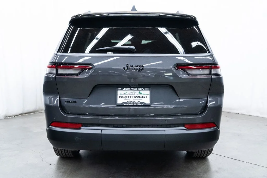New 2026 Baltic Gray Metallic Clear-Coat Exterior Paint Jeep Altitude image 5