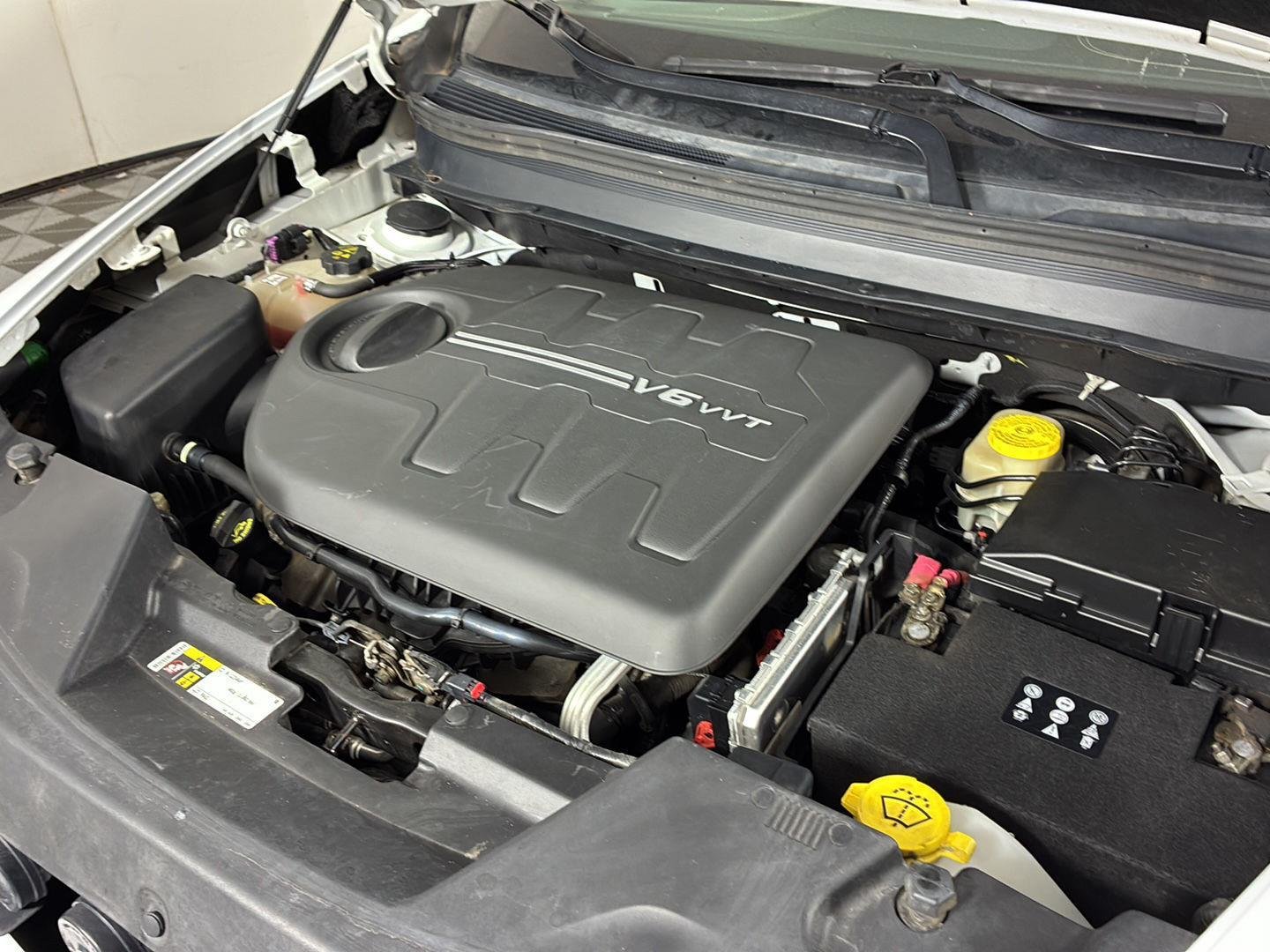 Used 2015 Bright White Clearcoat Jeep Latitude image 10
