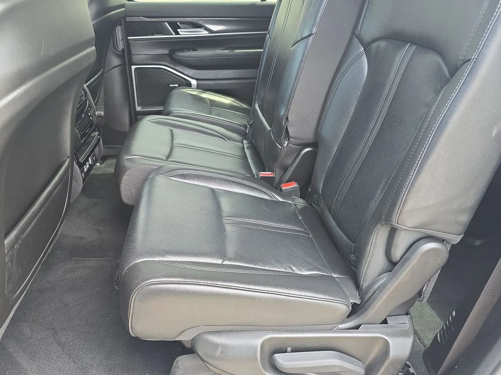 Used 2023 White Jeep Base image 24