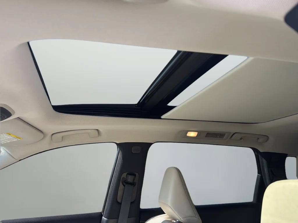 Used 2022 White INFINITI LUXE image 16