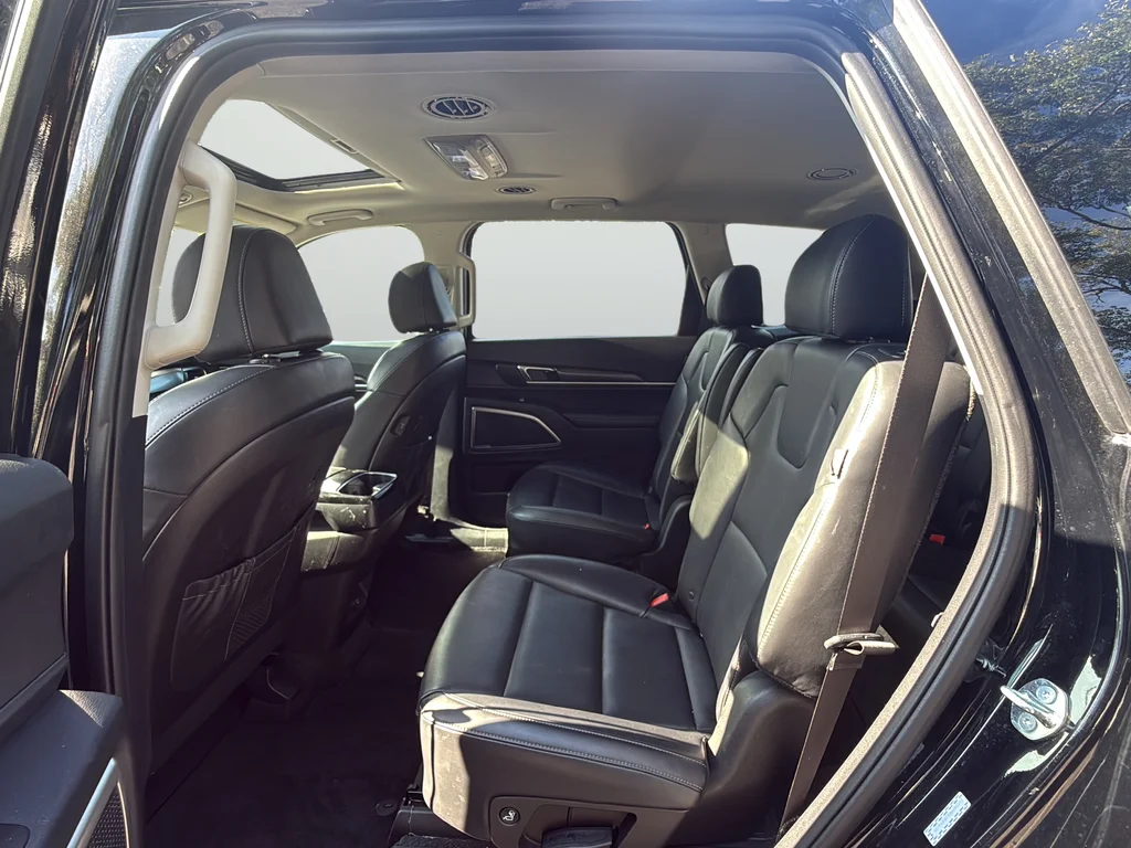 Used 2025 Black Kia S image 27