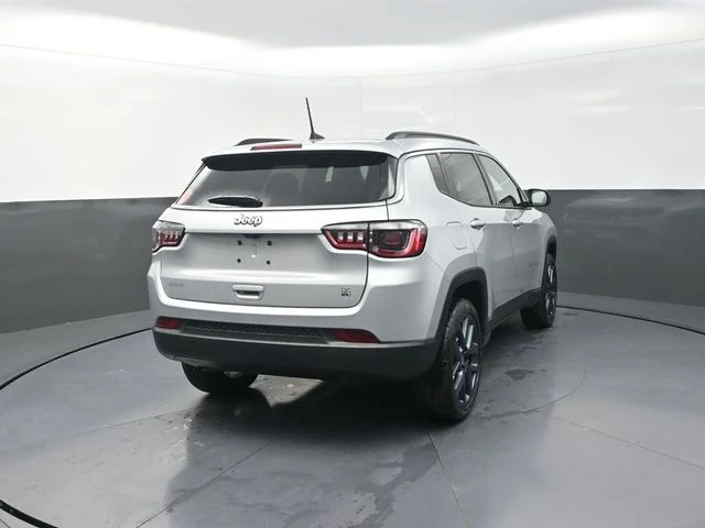 New 2026 Silver Zynith Metallic Clear-Coat Exterior Paint Jeep  image 9