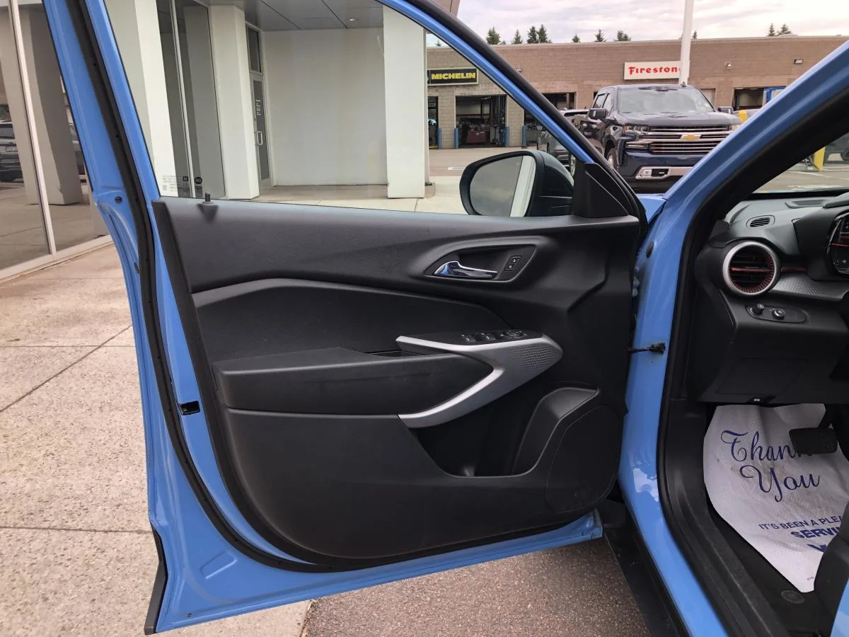 Used 2024 Blue Chevrolet Fwd 4dr 1rs image 10