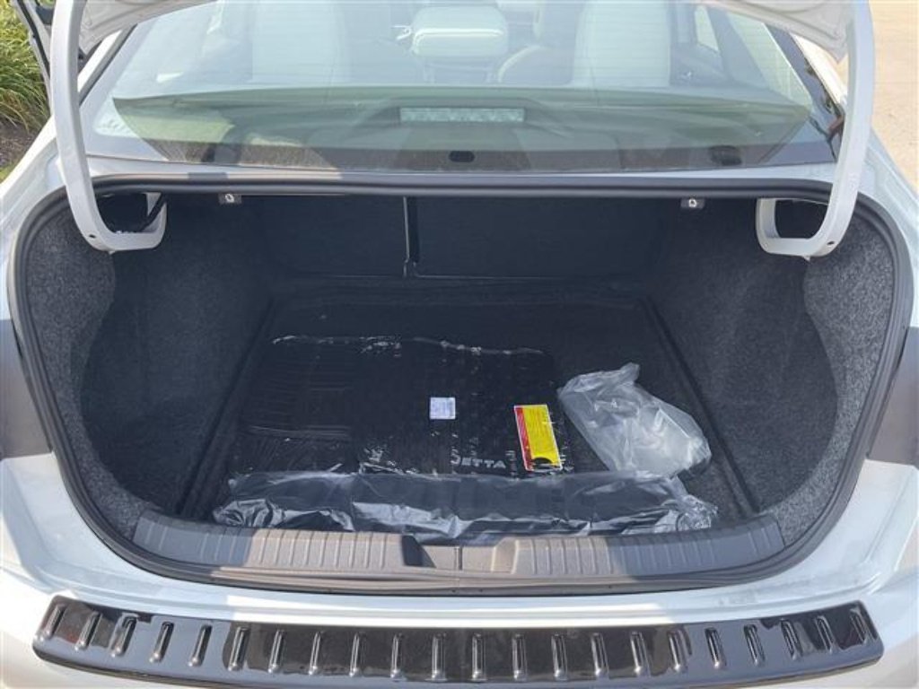 2025 Volkswagen Jetta SE - Photo 10