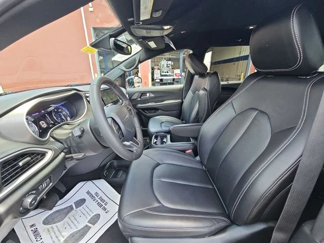 Used 2025 Black Chrysler Select image 21