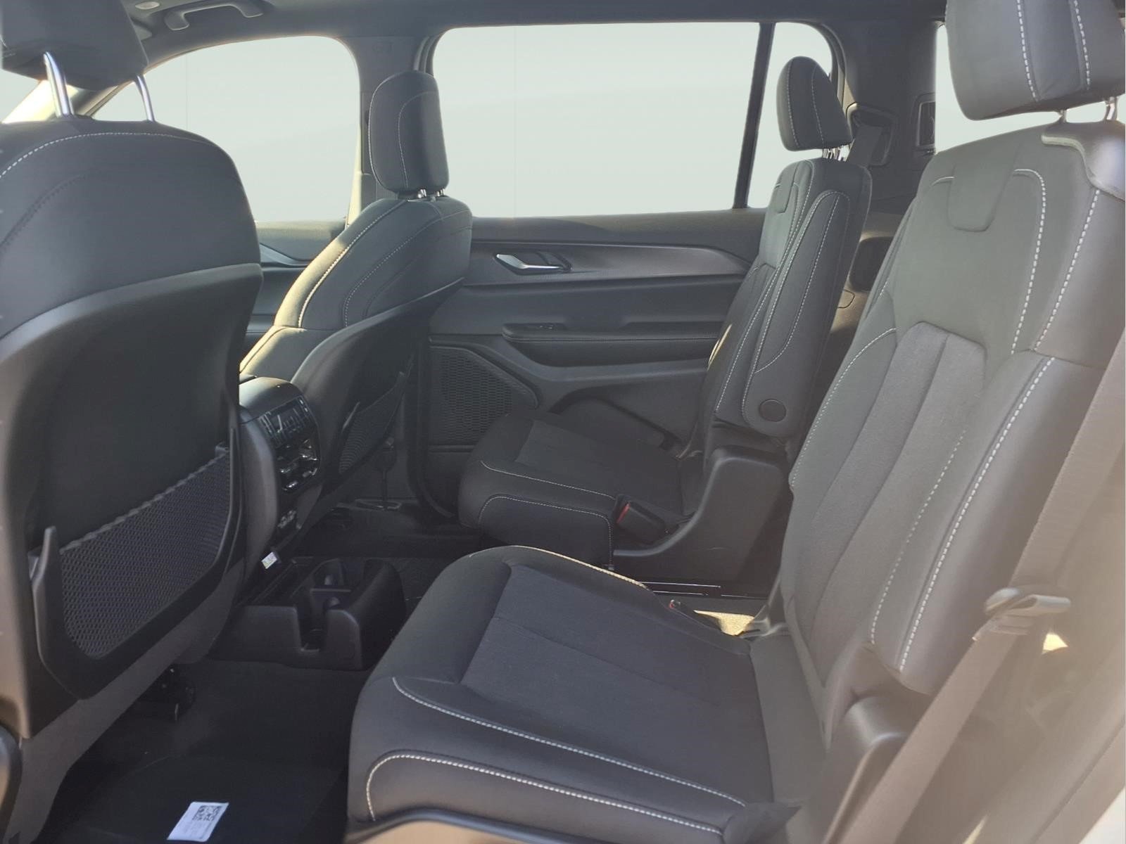 New 2026 Bright White Clear-Coat Exterior Paint Jeep Laredo X image 11