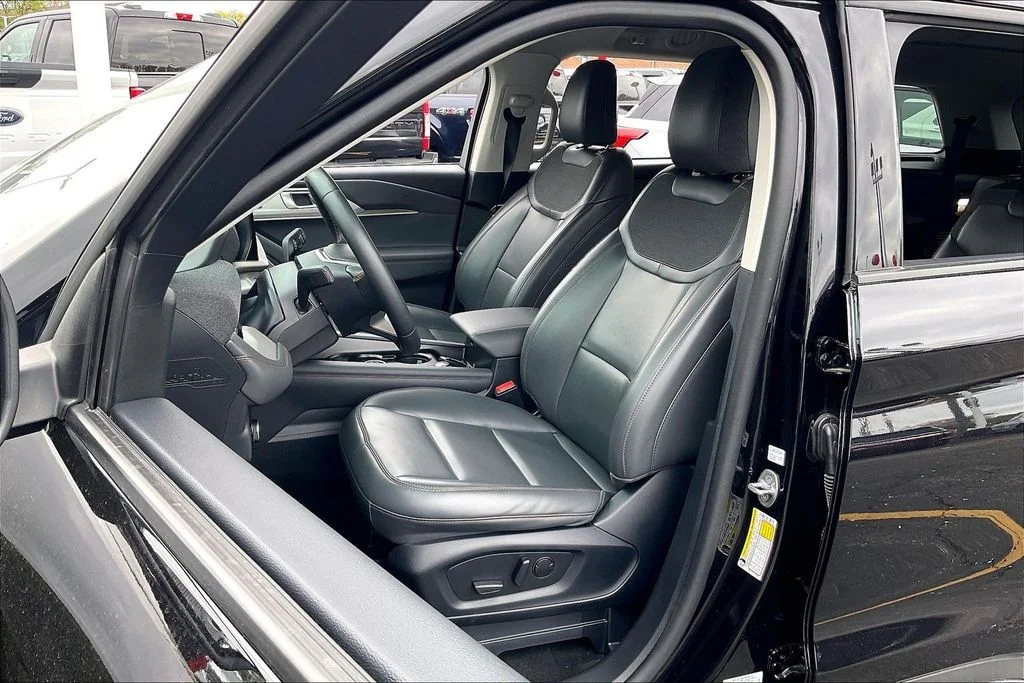 Used 2025 Black Metallic Ford Active image 22
