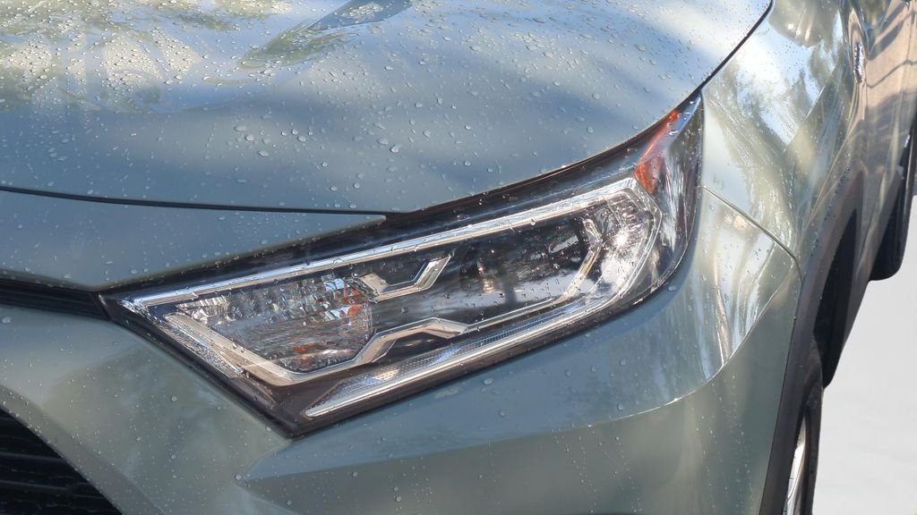 Used 2020  Toyota XLE image 25