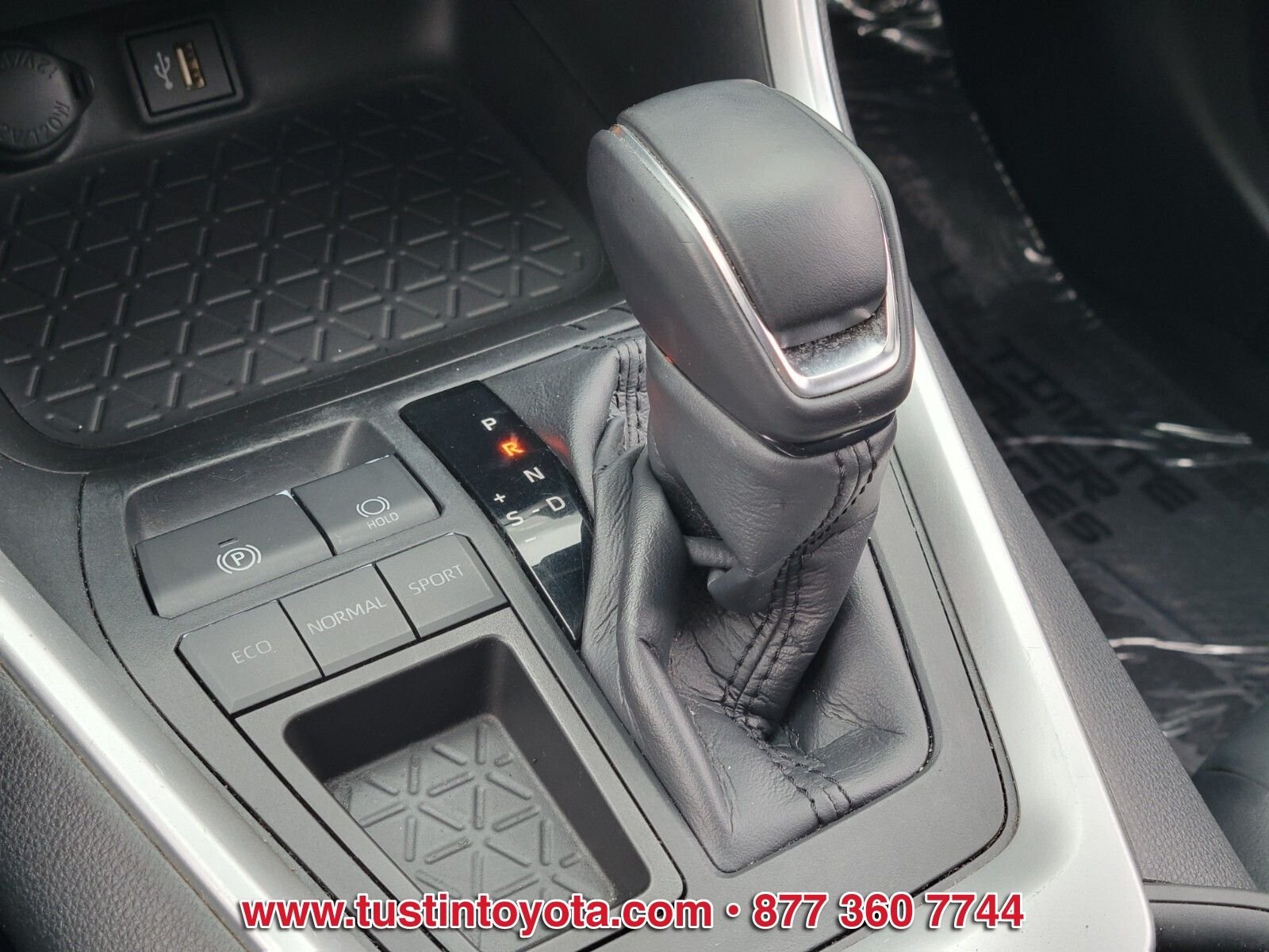 Certified Used 2023  Toyota XLE Premium image 24