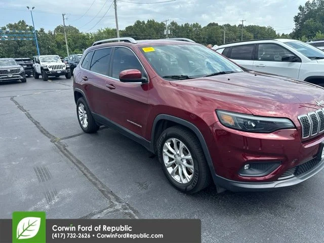 Used 2019 Velvet Red Pearlcoat Jeep Latitude image 1