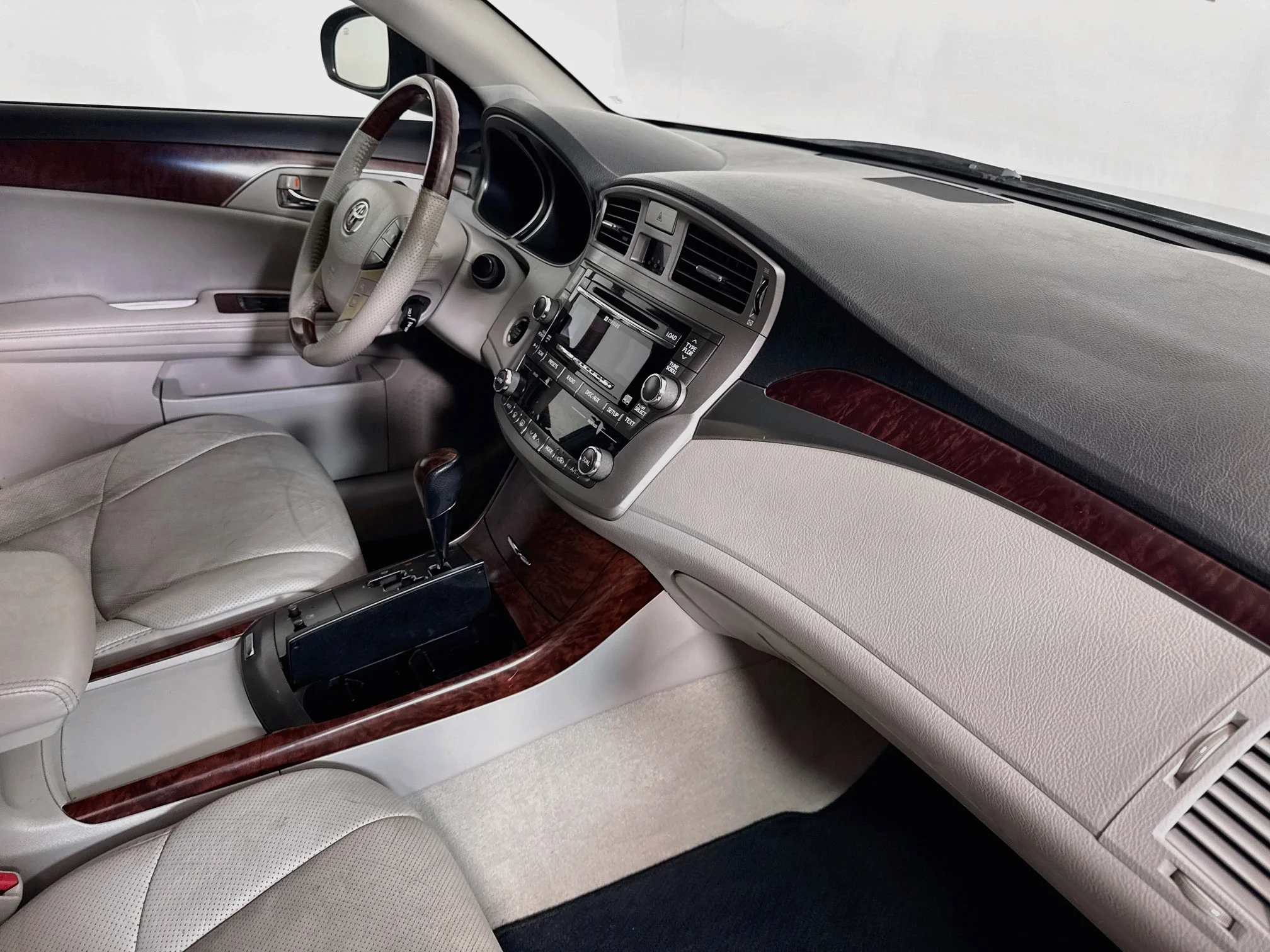 Used 2011 Cypress Pearl Toyota Limited image 27