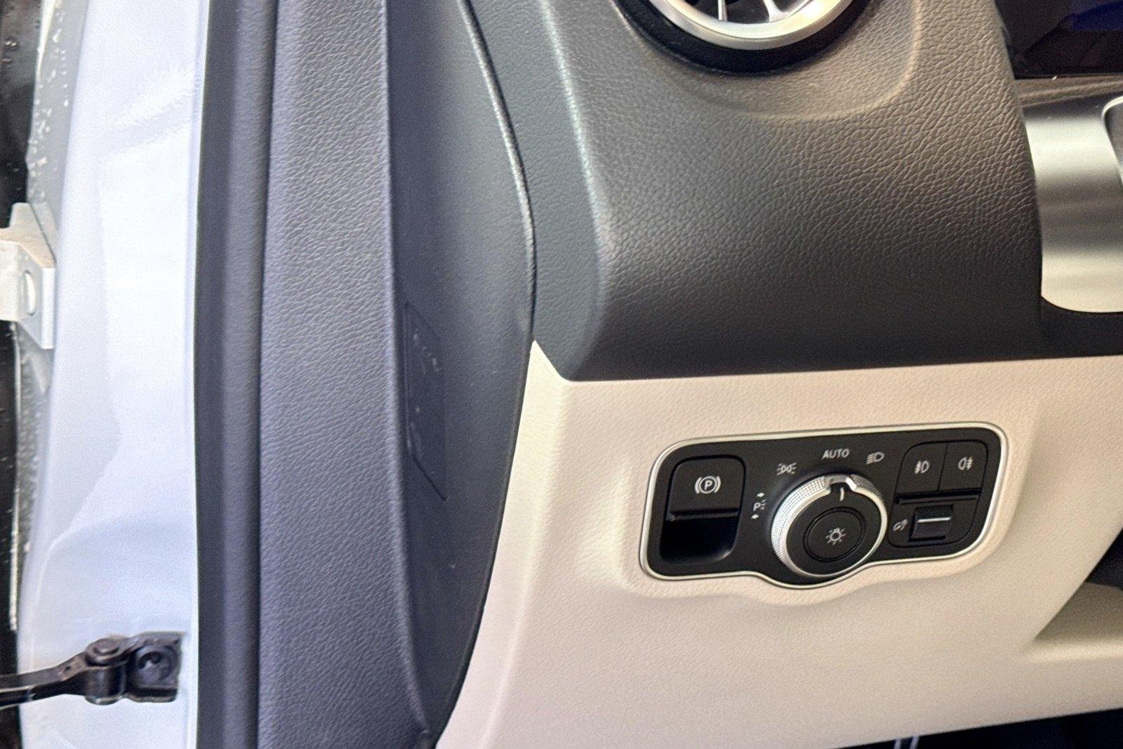 New 2026 Polar White Mercedes-Benz GLB 250 image 10