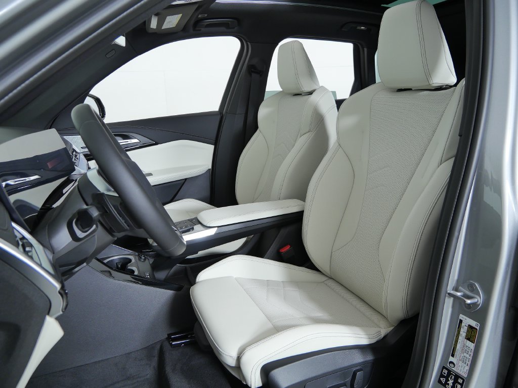 New 2027 Space Silver Metallic BMW xDrive28i image 31