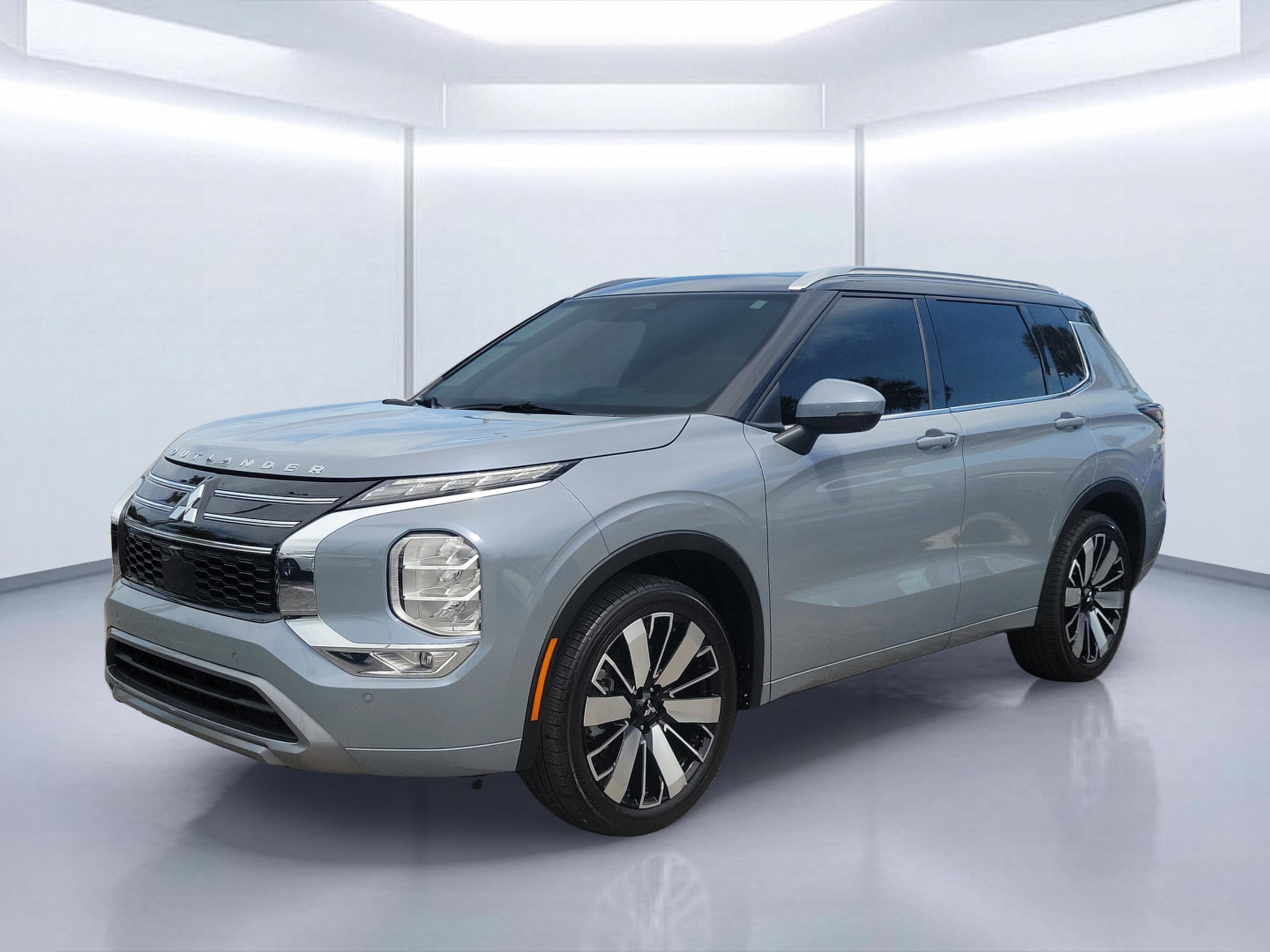 Used 2025 Moonstone Gray/Black Roof Mitsubishi SEL image 2