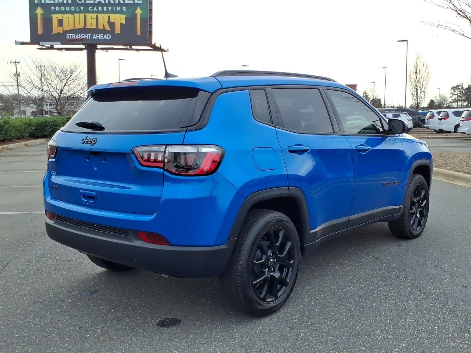 New 2026 Hydro Blue Pearl-Coat Exterior Paint Jeep Latitude Altitude image 25