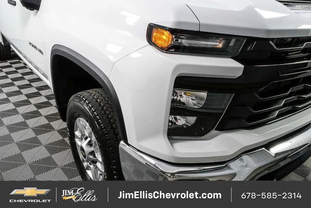 New 2026 Summit White Chevrolet WT image 30