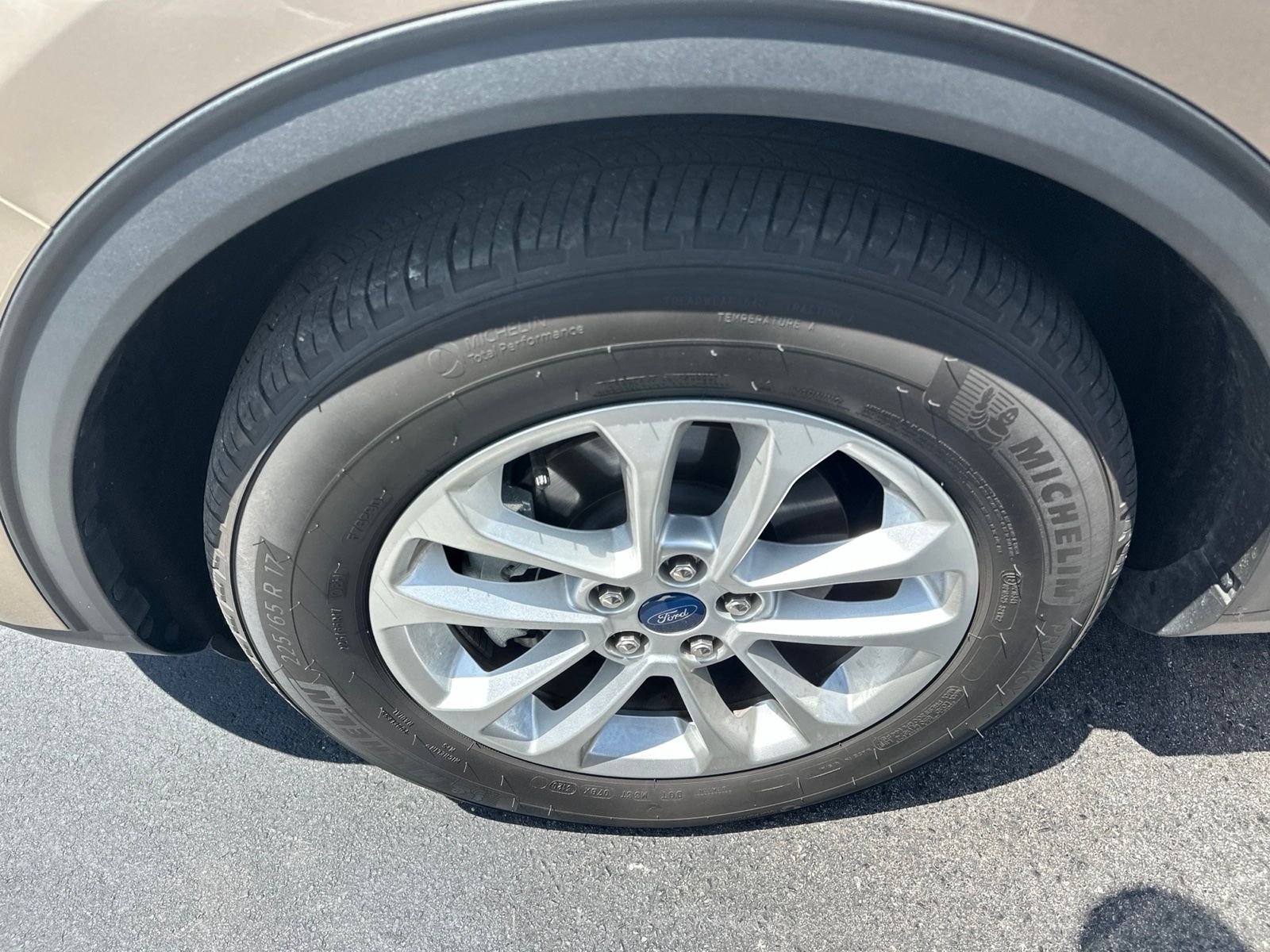 Used 2020 Gold Ford SE image 7