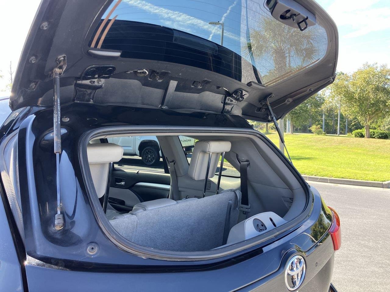Used 2017 Black (Midnight Black Metallic) Toyota XLE AWD image 27