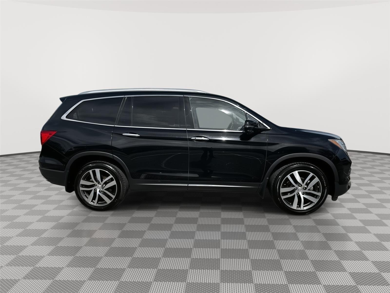 Used 2017 Crystal Black Pearl Honda Touring image 11