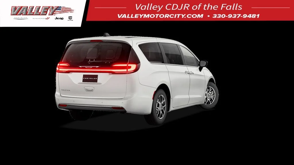 2027 Chrysler Pacifica Select's photo