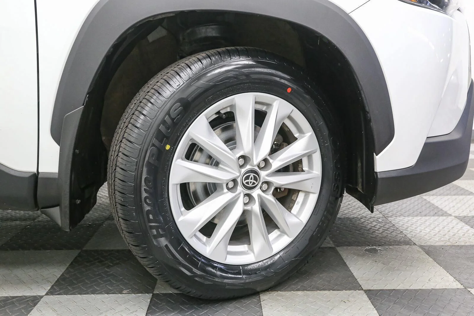 Used 2022 Wind Chill Pearl Toyota LE image 15