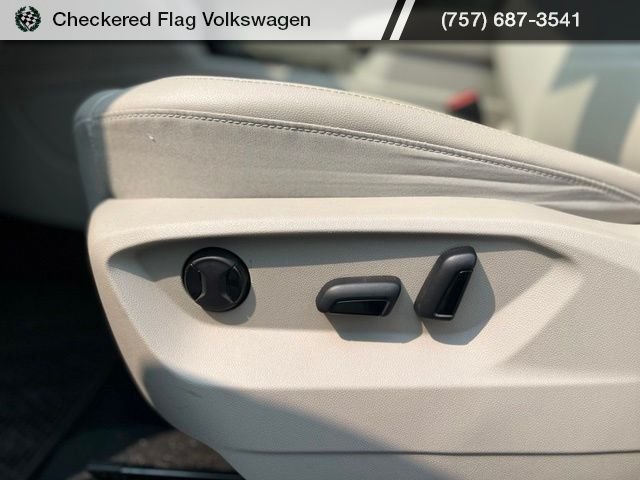 Used 2023 Pure White Volkswagen 3.6L V6 SE w/Technology image 22