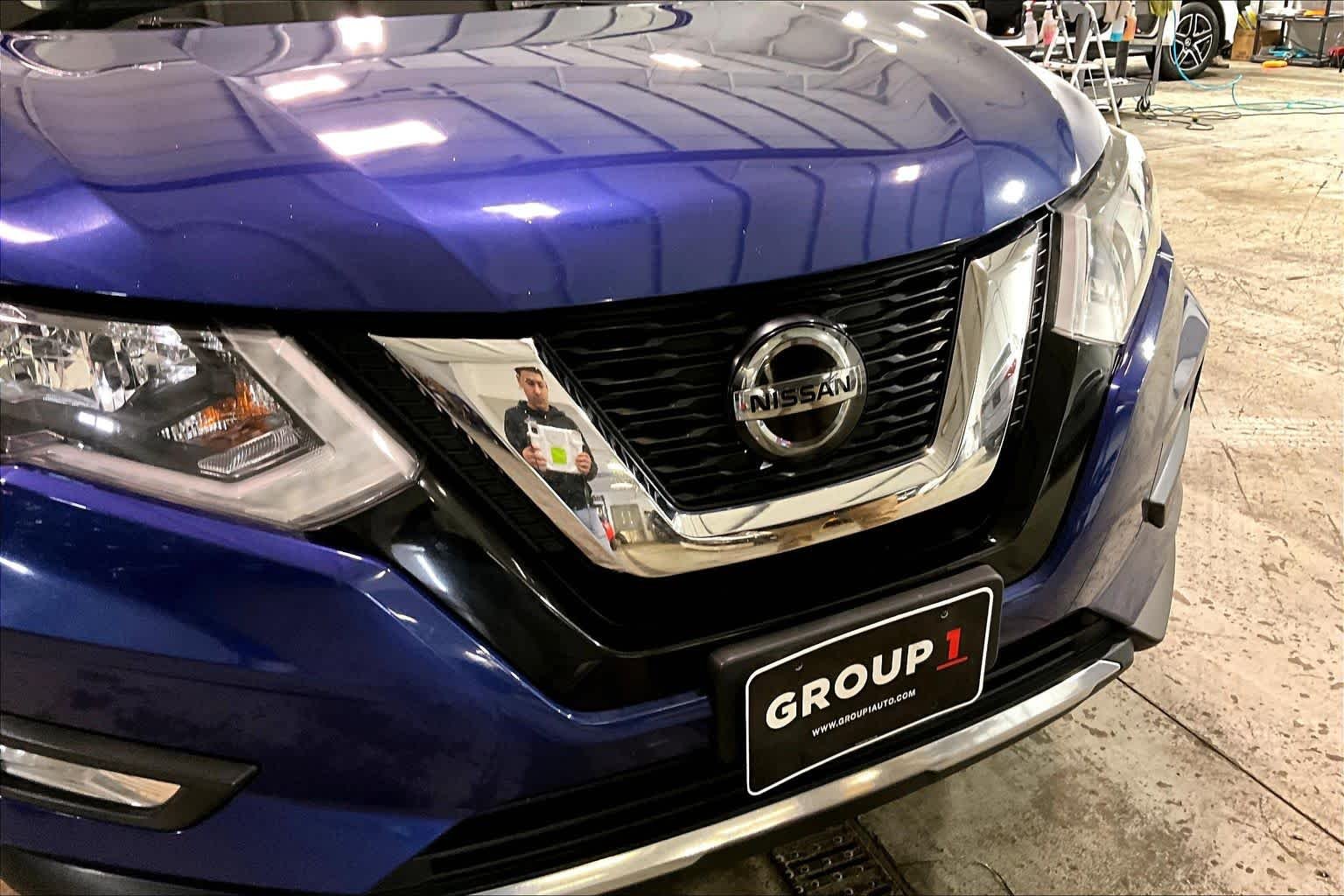 Used 2018 Caspian Blue Nissan SL image 28