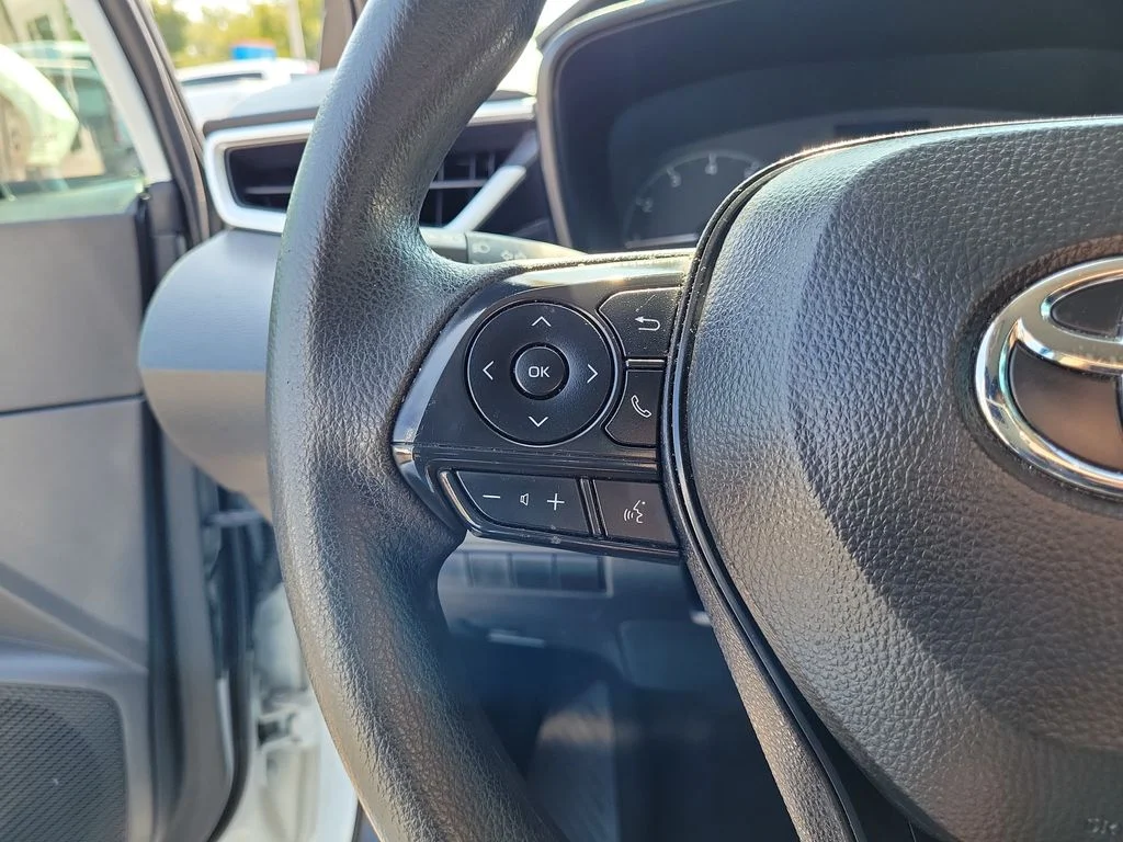 Used 2025 White Toyota LE image 27