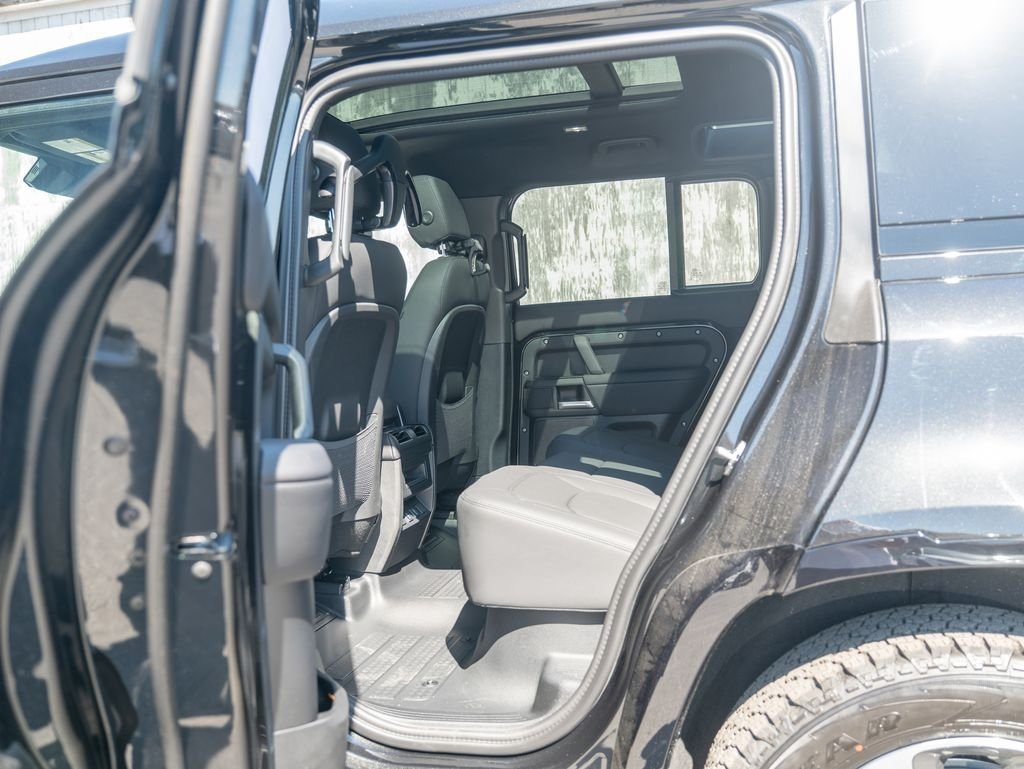 New 2026 Black Land Rover X-Dynamic SE image 21