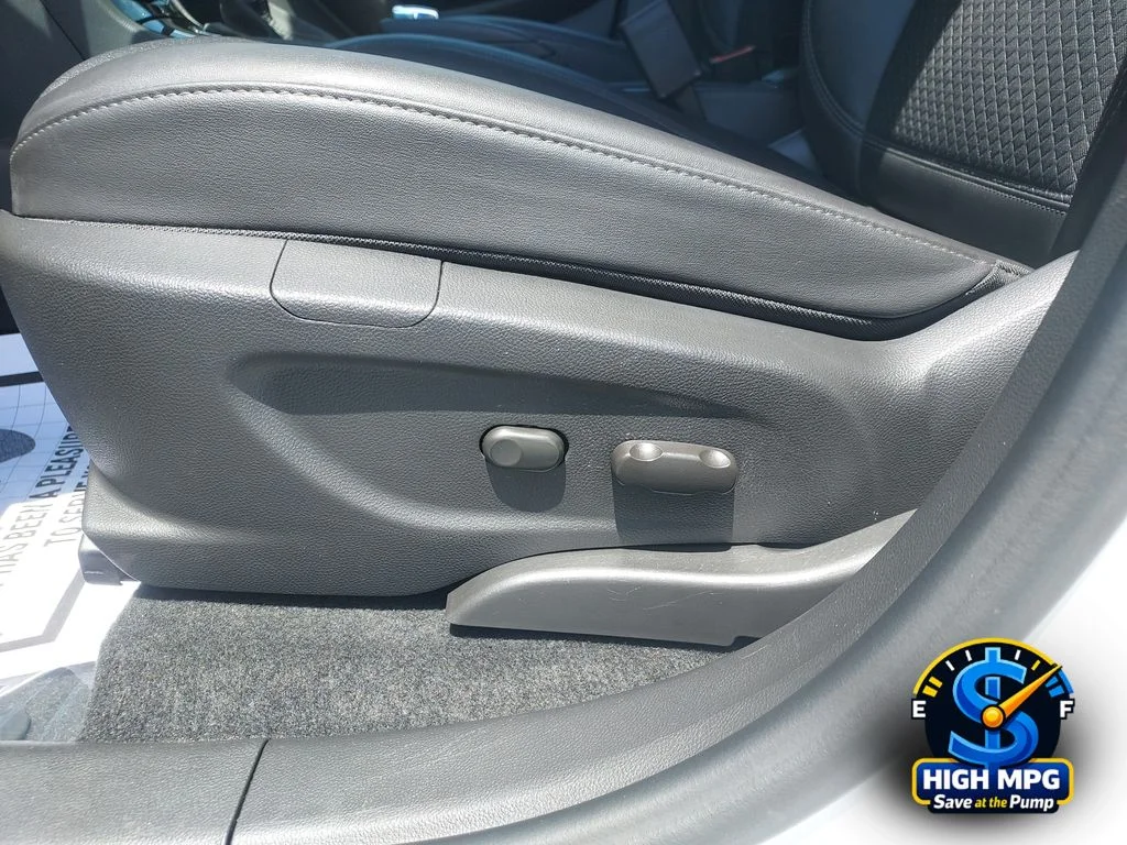 Used 2022 White Buick Preferred image 10