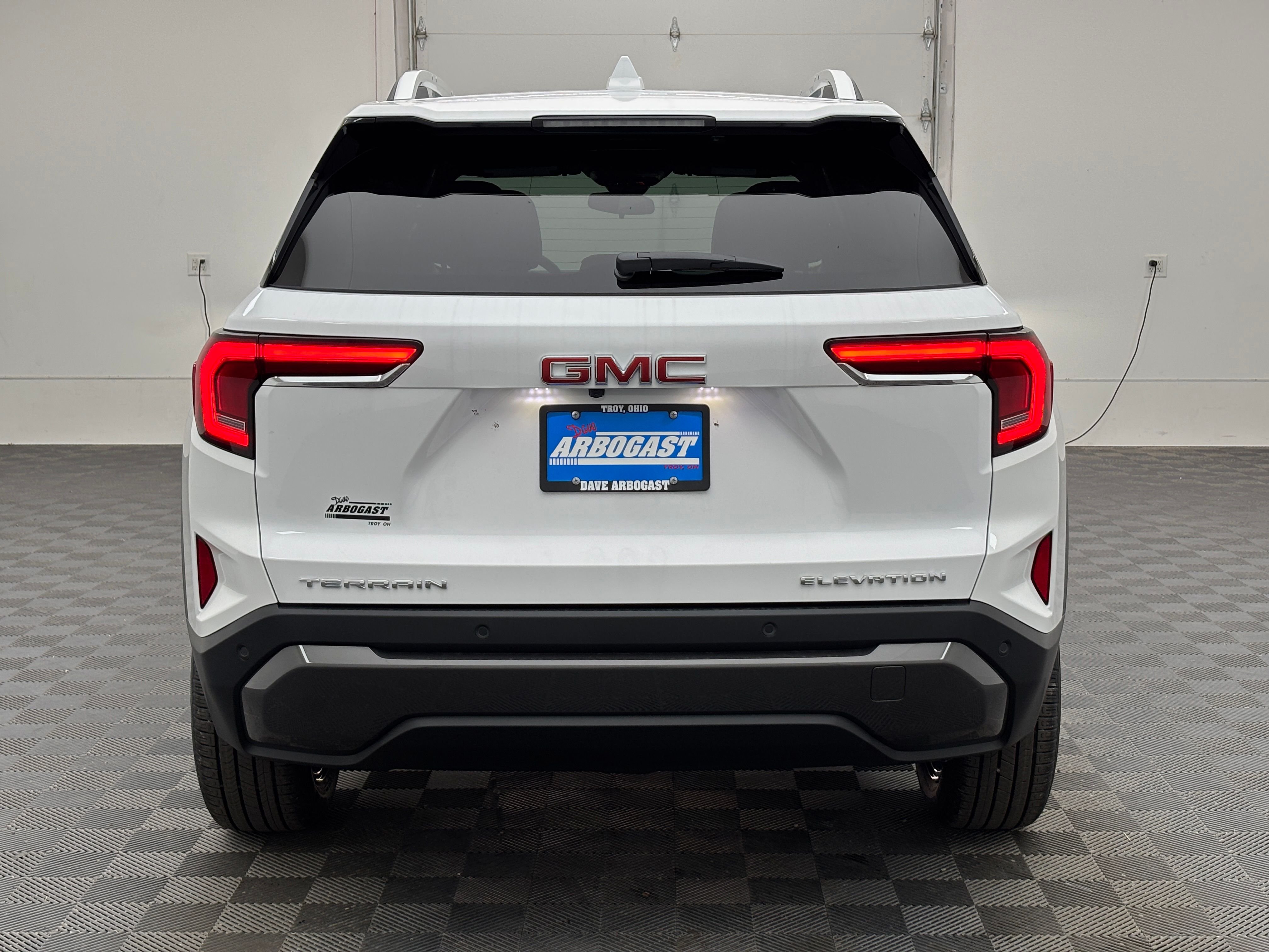 New 2027 Summit White GMC Elevation image 8