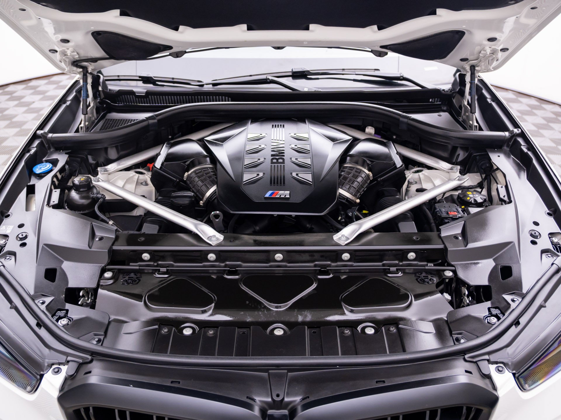 Certified Used 2024 Alpine White BMW M60i image 32