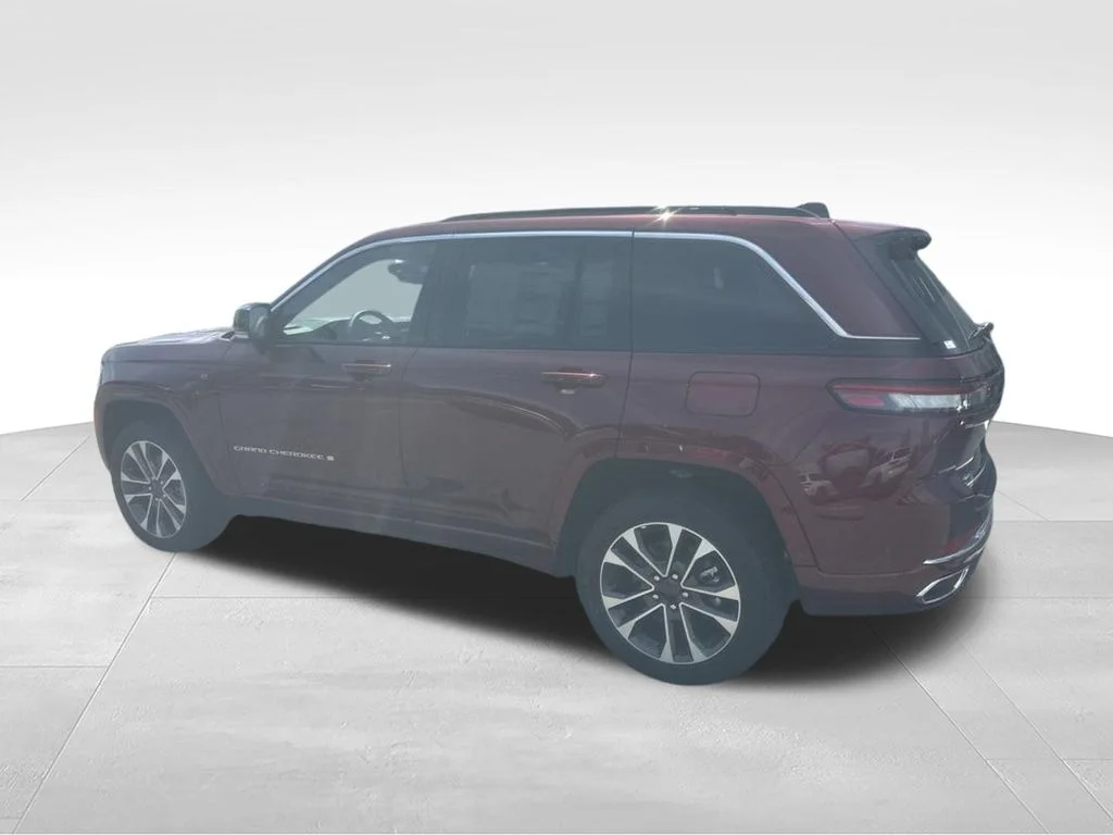 New 2024 Velvet Red Pearl-Coat Exterior Paint Jeep Overland 4xe image 15