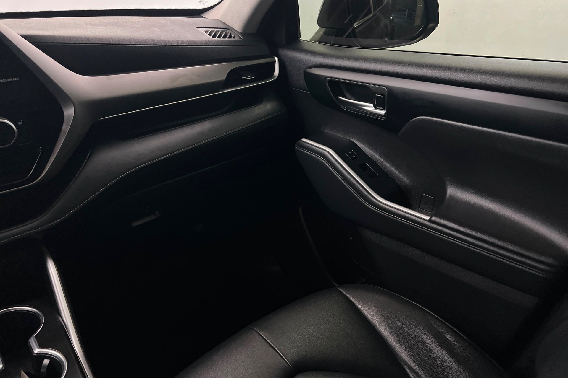 Used 2022 Gray Toyota XLE image 11