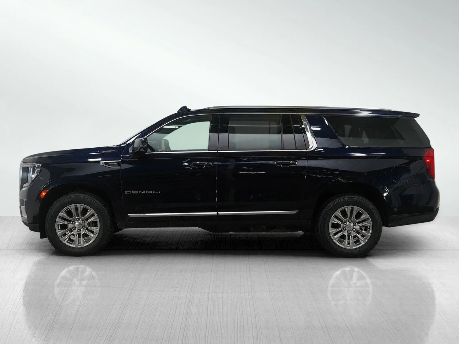 Used 2021 GMC Yukon XL Denali with VIN 1GKS2JKT7MR349954 for sale in Wayzata, Minnesota