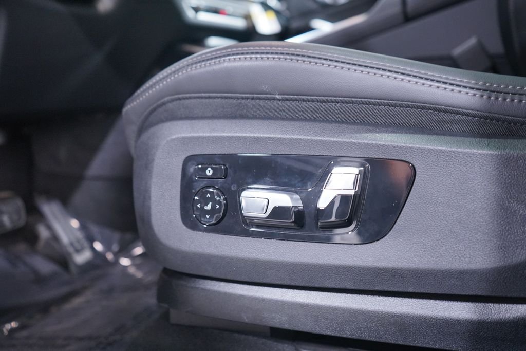 Used 2026 Black Sapphire Metallic BMW xDrive40i image 8