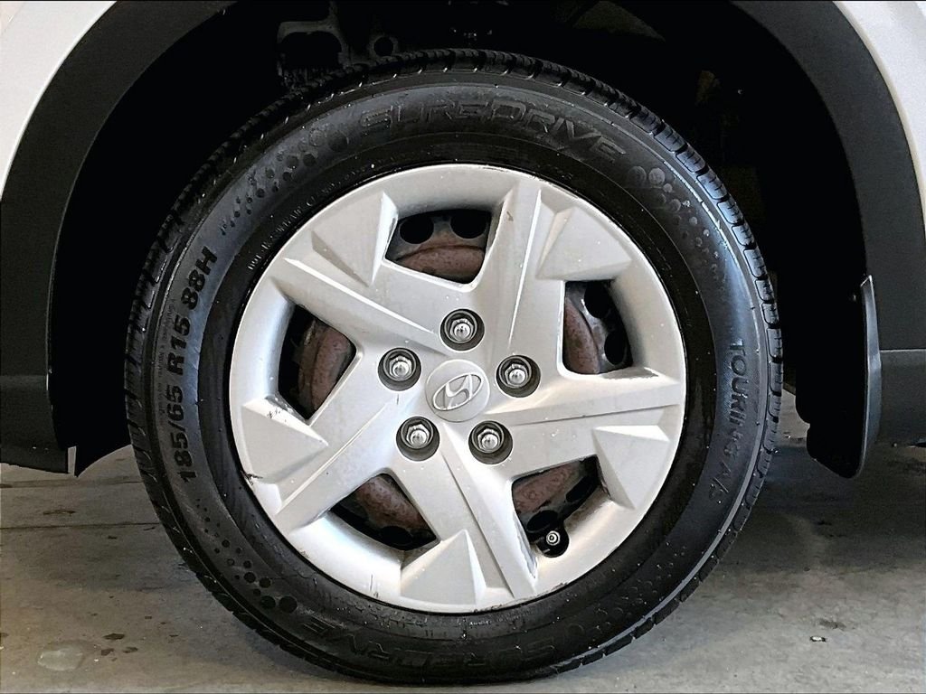 Used 2020 White Hyundai SE image 7